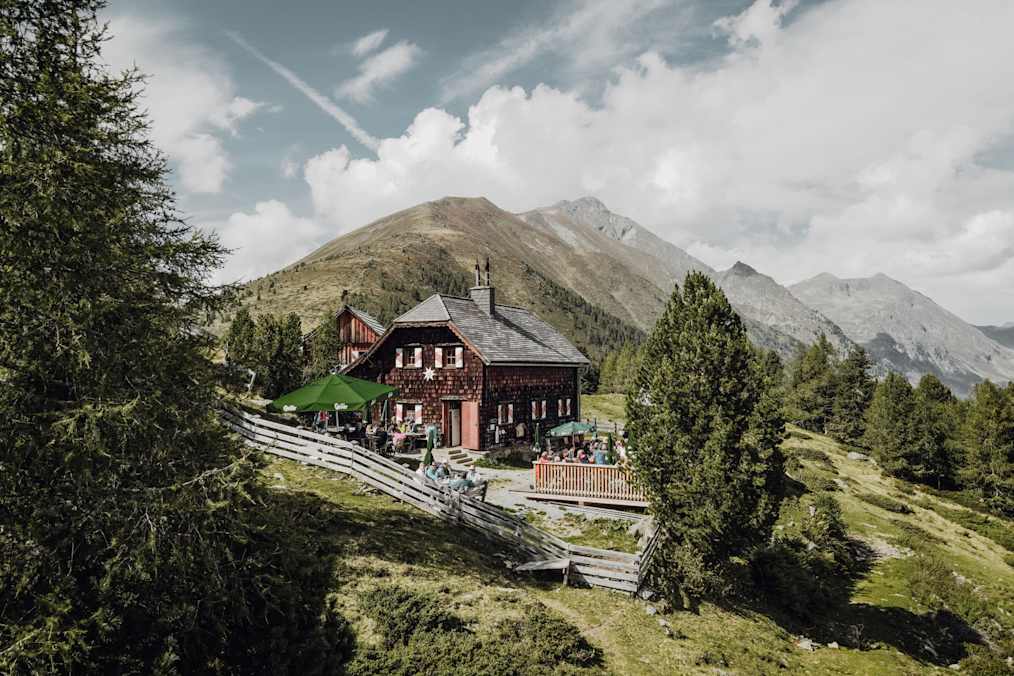 Über den zahlreichen Seen des Lungau und der Steirischen Krakau liegt die gemütliche Grazer Hütte.