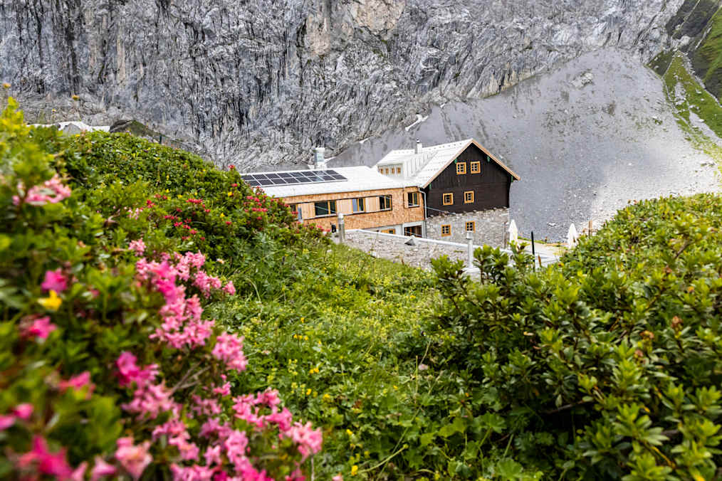 Die Anhalter Hütte (2.042 m) steht auf der Oberen Plötzigalm am Fuß des Tschachaun nordwestlich des Maldongrades unterhalb der Heiterwand-Nordwände