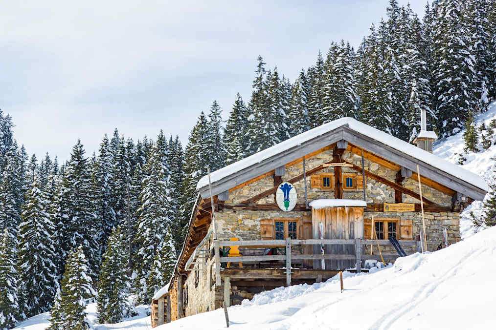 Die Bayerische Wildalm (1.454 m) ist eine Selbstversorgerhütte im bayerischen Rofan-Gebirge. 
