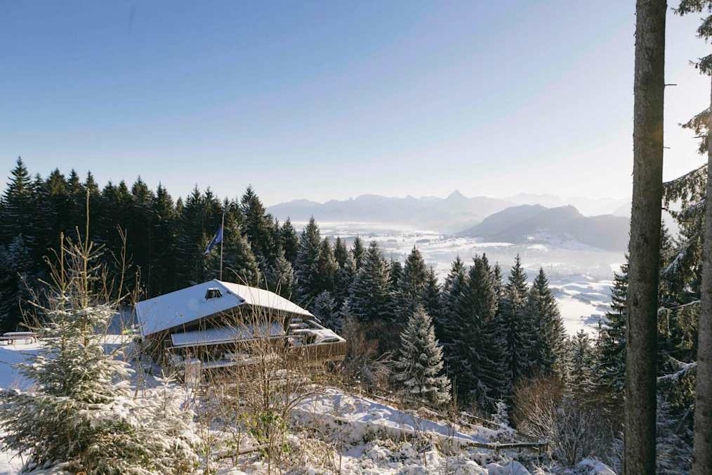 Die Hündeleskopfhütte hat auch im Winter geöffnet und bietet einen schönen Blick ins Tal.