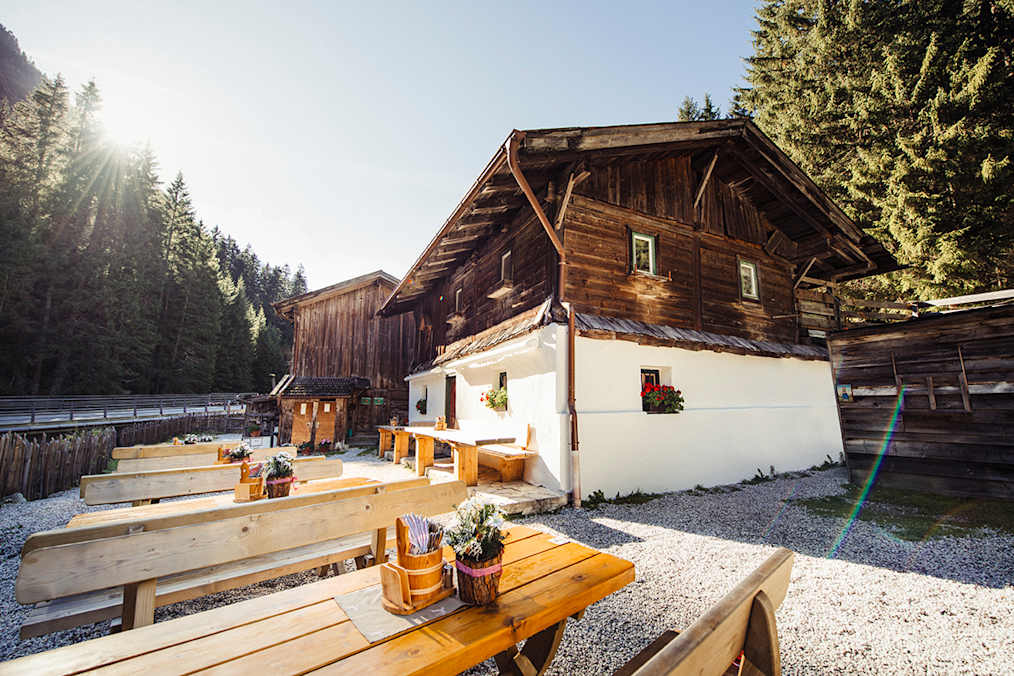 Nur noch wenige Kilometer vor der Talstation der Stubaier Gletscherbahnen entfernt, befindet sich auf 1.390 m Seehöhe umringt von steilen (Fels-)Wänden die Tschangelair Alm.