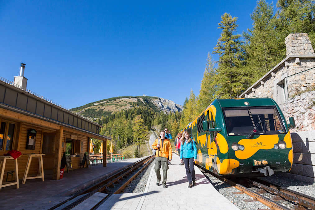 Die Haltestelle Baumgartner liegt direkt an der Schneebergbahn.