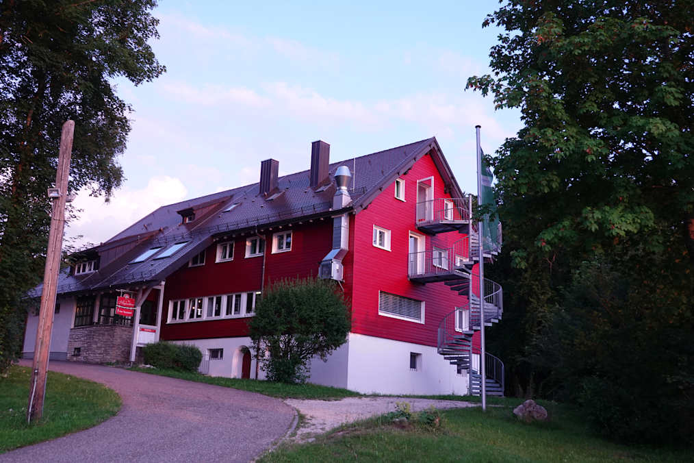 Das Harpprechthaus liegt in der Schwäbischen Alb, auf einer Höhe von 800 m.