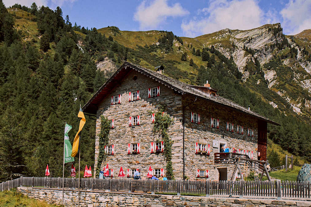 Das Kalser Tauernhaus lädt in der Glockner Region zum Genuss ein.