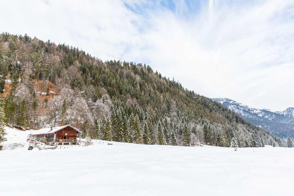 Die Selbstversorgerhütte Kloaschaualm (887 m) liegt in den Schlierseer Bergen im Mangfallgebirge