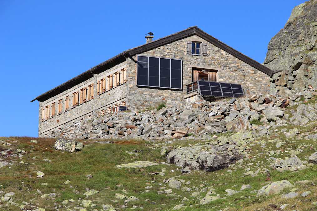 Die Klostertaler Umwelthütte (2.362 m) liegt im österreichischen Teil der Silvretta