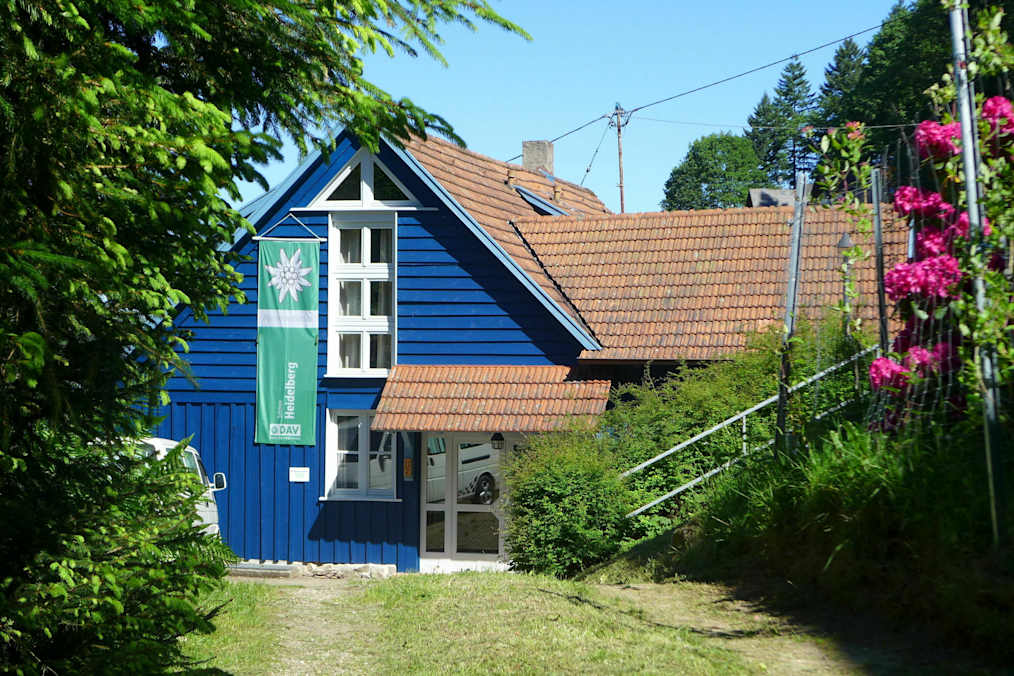 Die im Schwarzwald auf einer Höhe von 370 m gelegene Wiedenbachhütte ist eine ganzjährig geöffnete Selbstversorgerhütte.