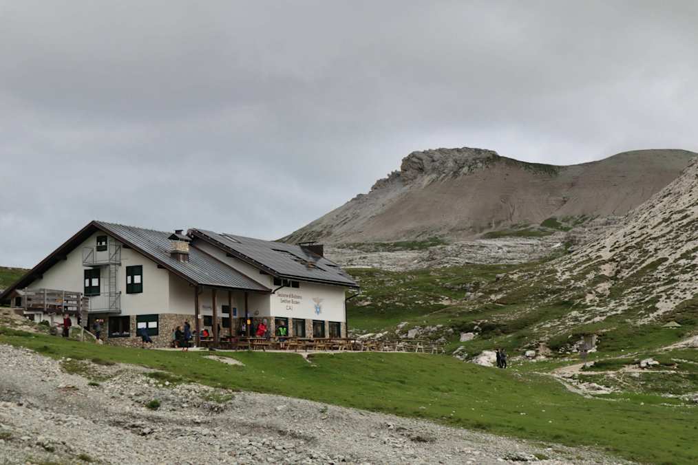Die Puezhütte auf der Puez-Hochfläche