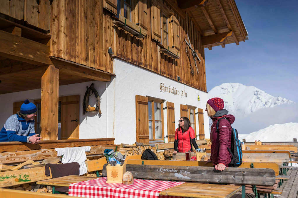 Die Ehenbichler Alm hat auch im Winter geöffnet.