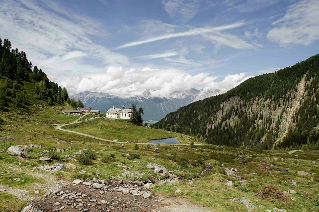 Stamser Alm mit der sehenswerten Kirche.