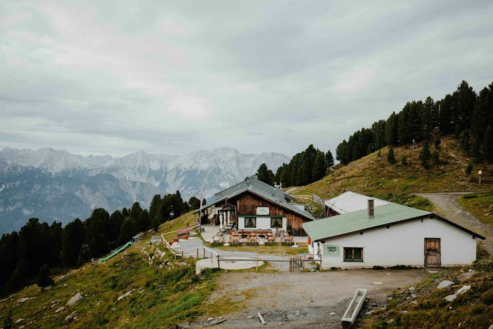 Die Tulfein Alm mit Blick auf die Nordkette.