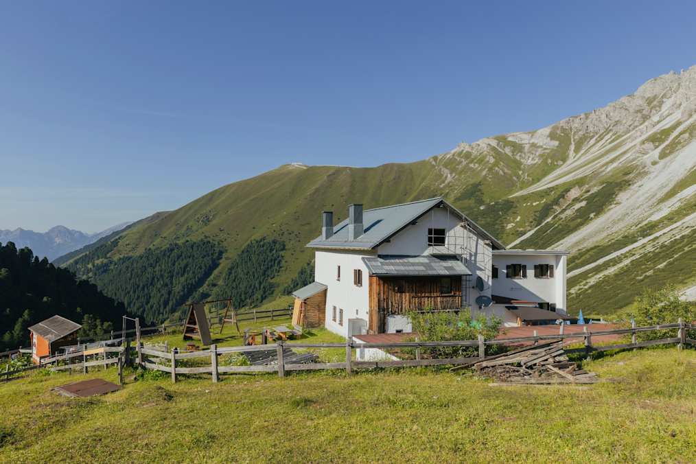 Die Adolf-Pichler-Hütte liegt m Fuße der Kalkkögel südwestlich von Innsbruck.