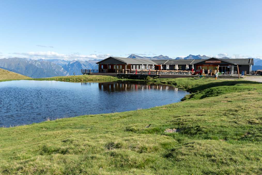 Das Bergrestaurant Alpe Foppa mit See