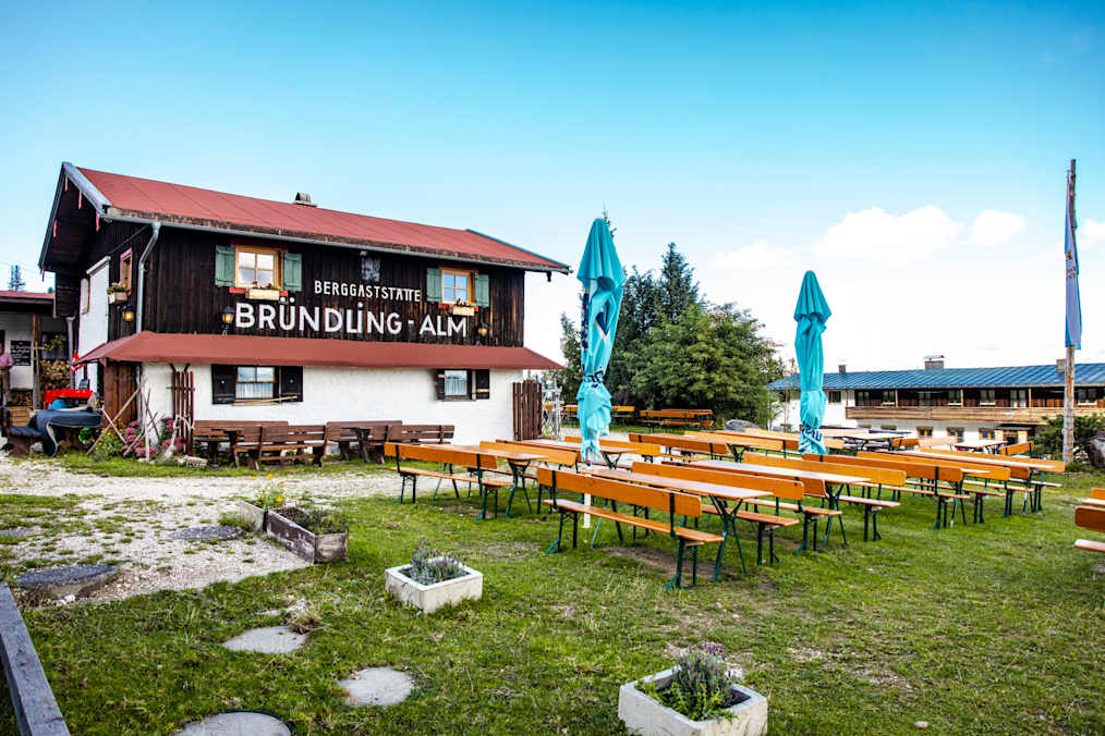 Die Bründlingalm liegt im Chiemgau am Hochfellnmassiv.