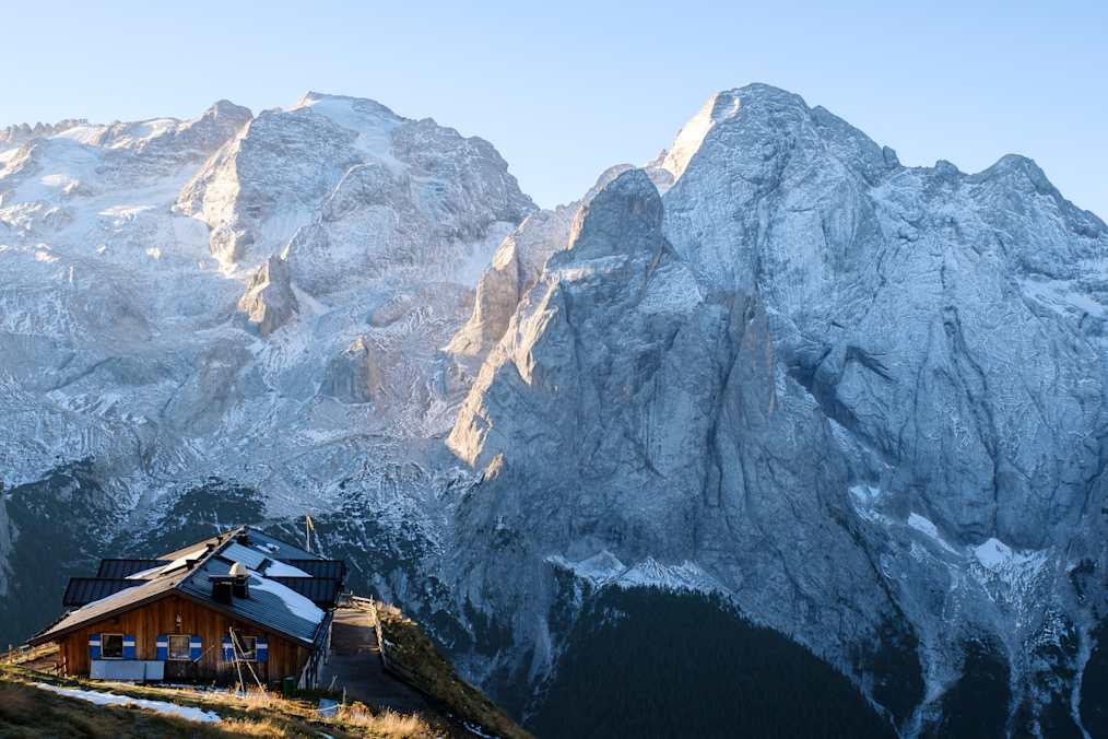 Bindelweghütte im Morgenlicht, Marmolata und Gran Vernel im Hintergrund