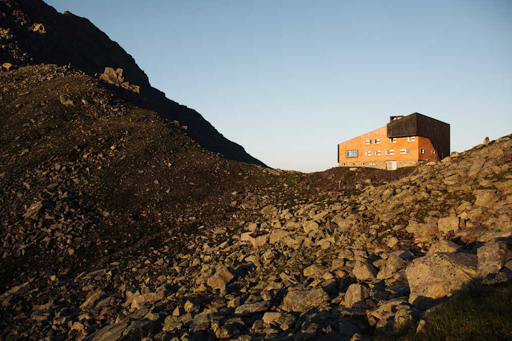 Die Edelrauthütte im goldenen Morgenlicht.