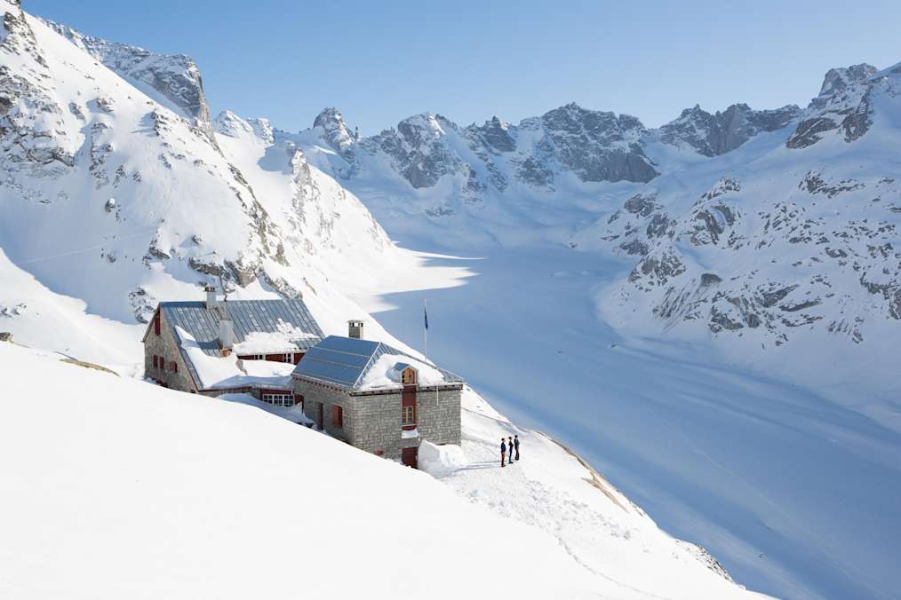Die Fornohütte des SAC im Winter