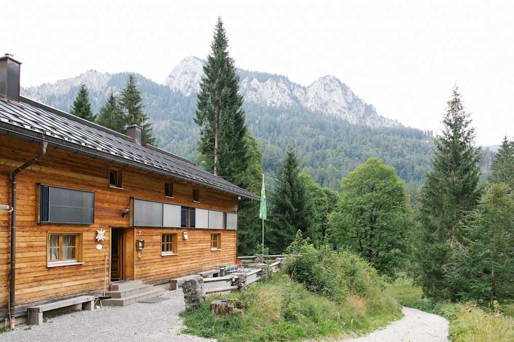Die Fritz-Putz-Hütte (11.85 m) ist eine Selbstversorgerhütte in den Ammergauer Alpen.