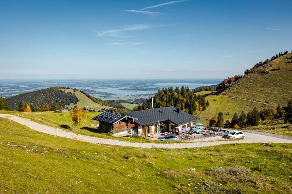 Die Gorialm liegt oberhalb von Aschau am Fuß der Kampenwand mit sensationellem Blick über den Chiemsee.
