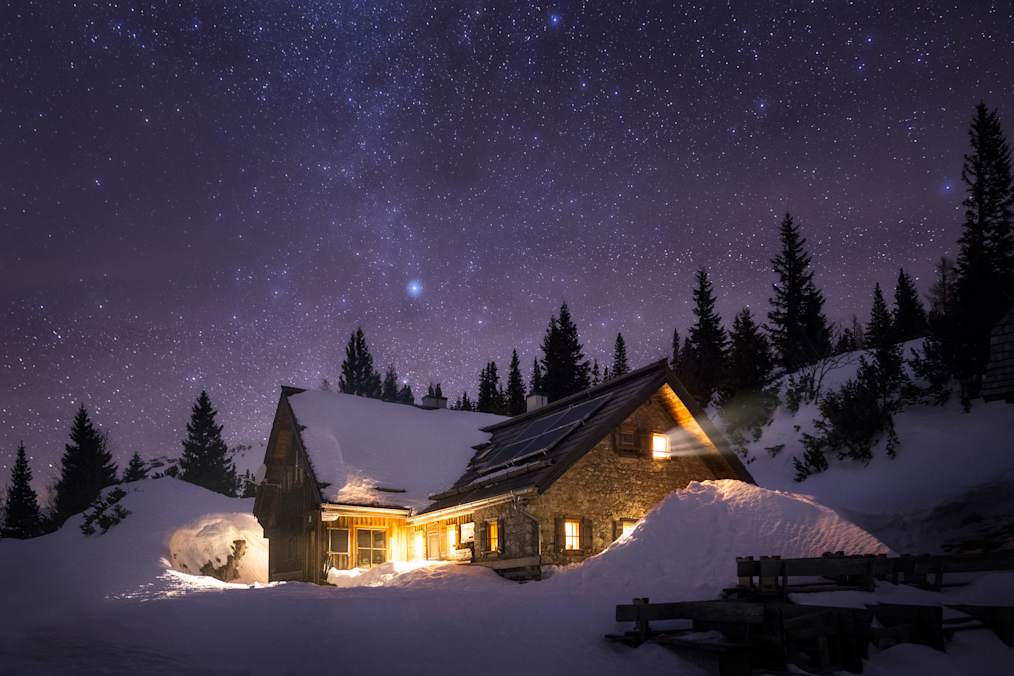 Die bewirtschaftete Häuslalm liegt in der Hochschwabgruppe in der Steiermark, eingebettet zwischen Buchbergkogel und dem Zinken, sanft auf einem Pass gelegen.