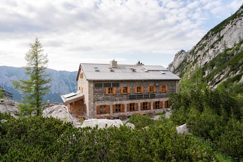 Die Blaueishütte (1.680 m) liegt unterhalb des Hochkalters