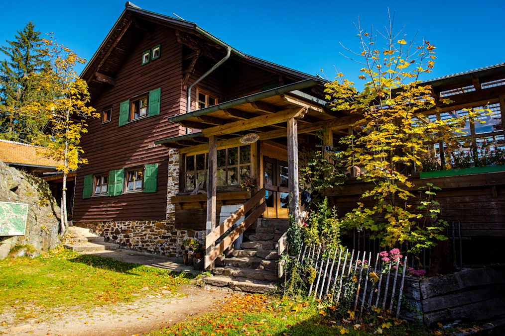 Die Kötztinger Hütte liegt auf einer Höhe von 1.034 m am Mittagstein/Kaitersberg im Bayrischen Wald.