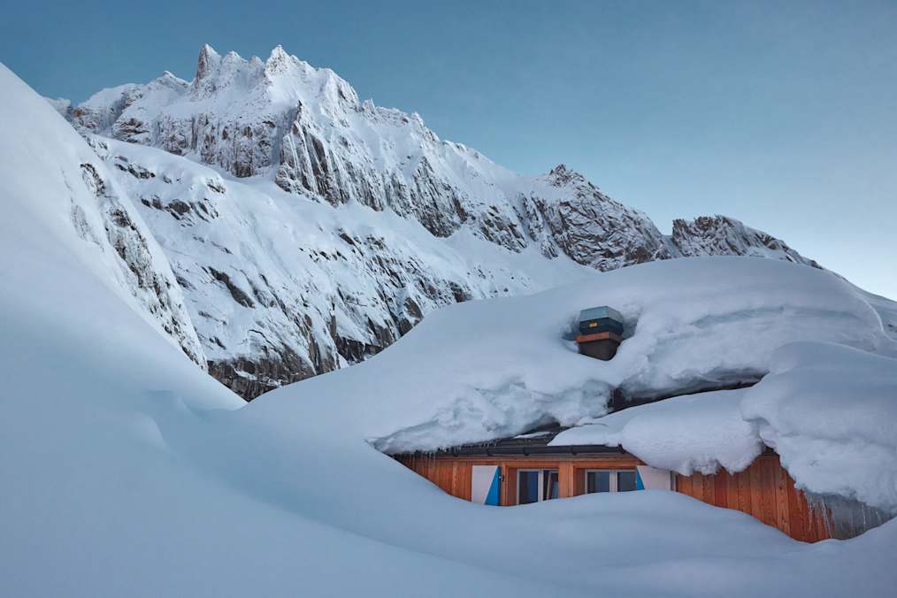 Meterhoher Schnee auf der Bächlitalhütte