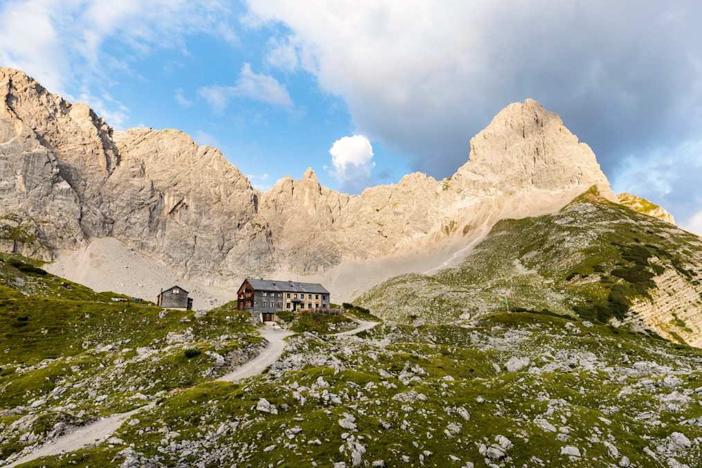Lamsenjochhütte mit Lamsenspitze im Hintergrund