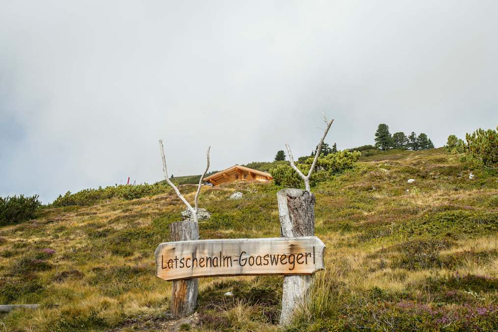 Kurz vor der Latschenalm trifft man auf dieses Kunstwerk.