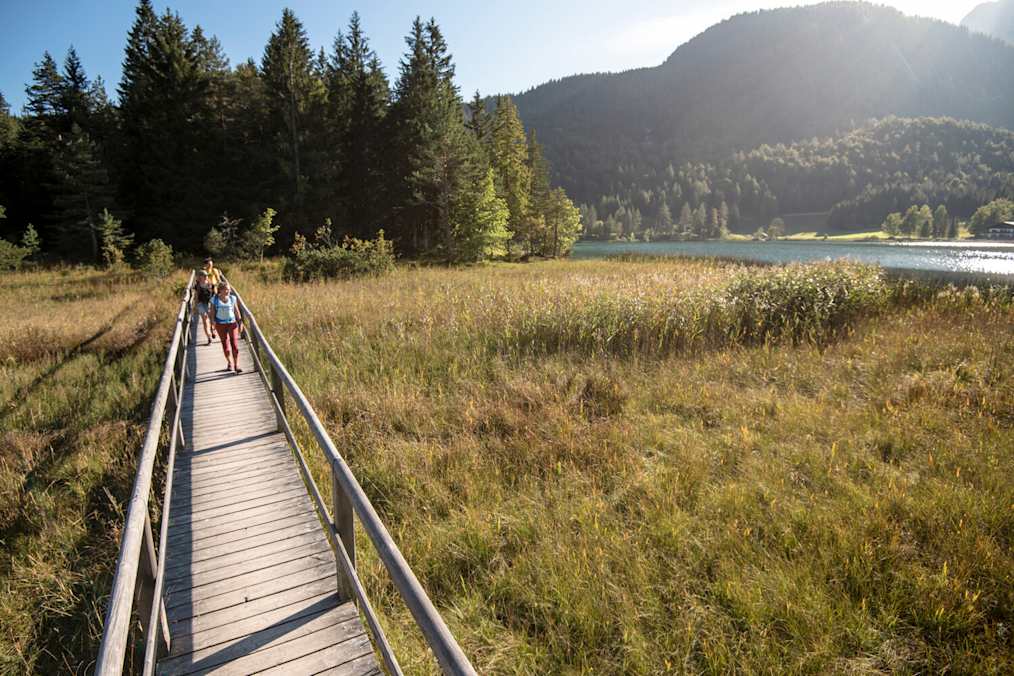 Wanderer am Lautersee mit Alm im Hintergrund