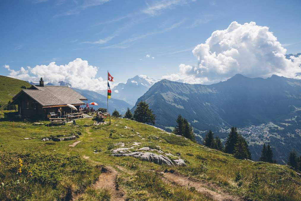 Die Suls-Lobhornhütte befindet sich nordöstlich der Lobhörner auf einem Hochplateau der Sulsalp.