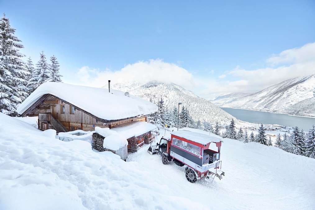 Die Rodlhütte bei Pertisau am Achensee im Winter