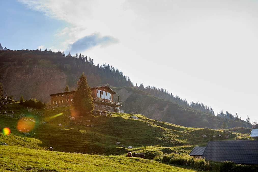 Die Heinrich-Hueter-Hütte im Almgelände des Montafon