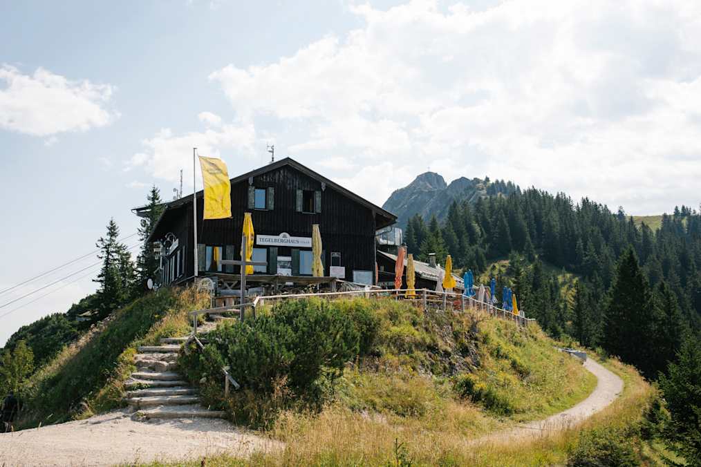 Die Berggaststätte Tegelberghaus liegt am Schwangauer Tegelberg bei Füssen in den Ammergauer Alpen.