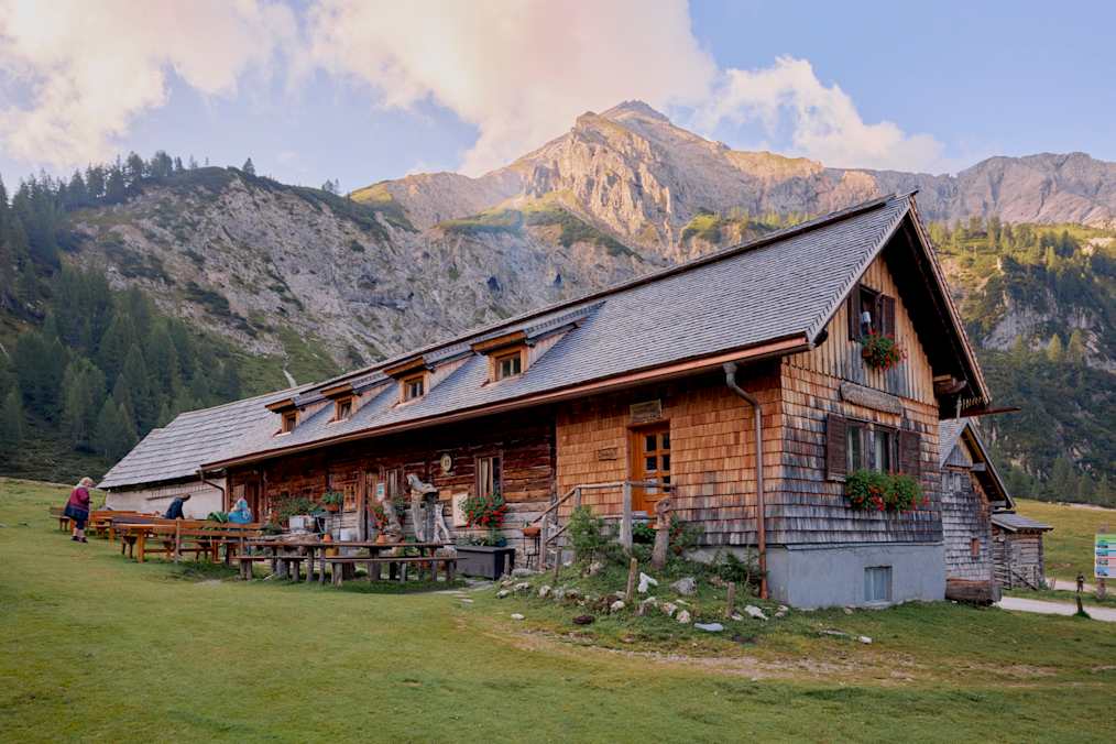 Die Ursprungalm liegt am Fuße der Steirischen Kalkspitze.