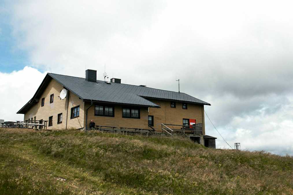 Das familienfreundliche Wetterkoglerhaus ist ein beliebter Treffpunkt für Wanderer, Mountainbiker und Skitourengeher. 