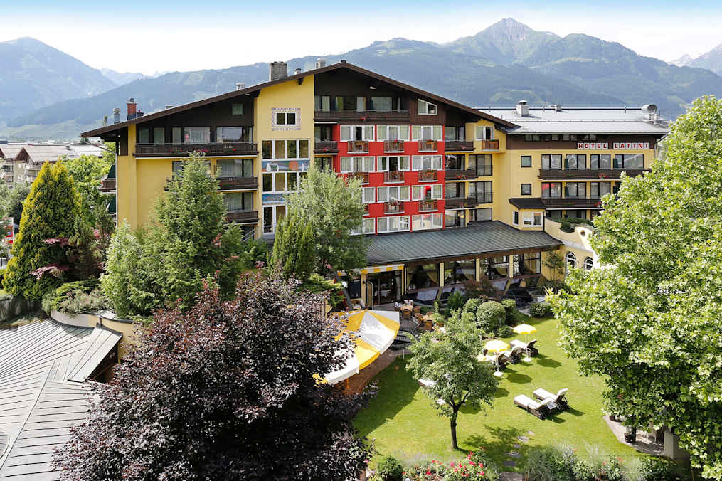 Hotel Latini Aussenansicht Sommer