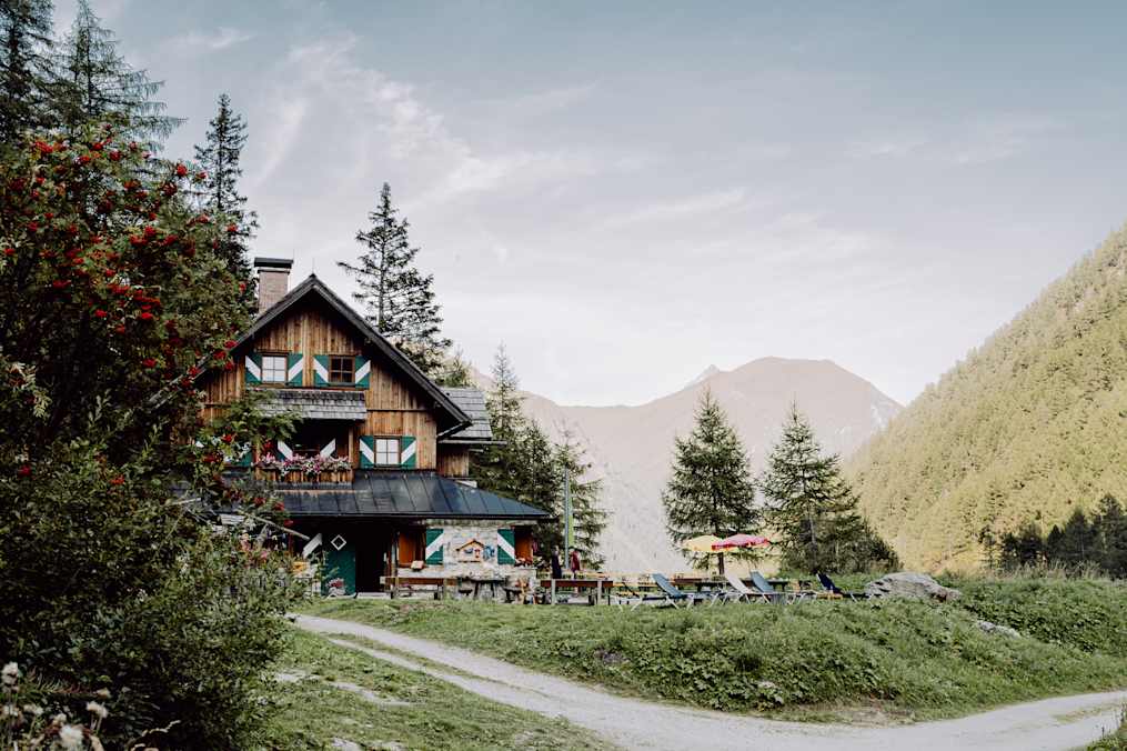 Die Rotgüldenseehütte steht am Fuße des Großen Hafners und am Ufer des Unteren Rotgüldensees