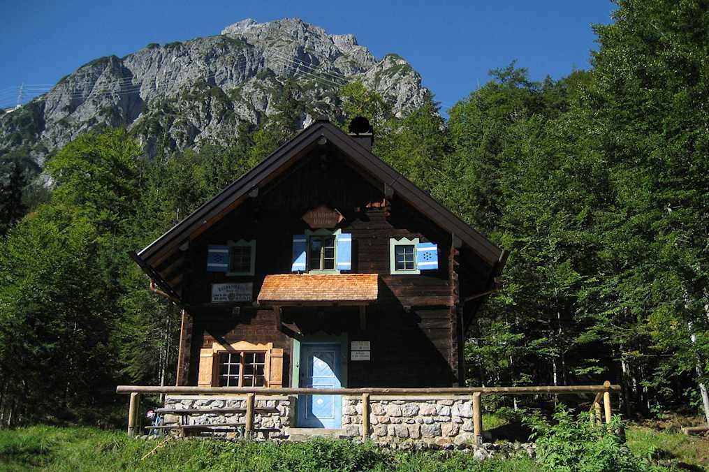 Die Eckberthütte umgeben von Wald und einem tollen Bergpanorama