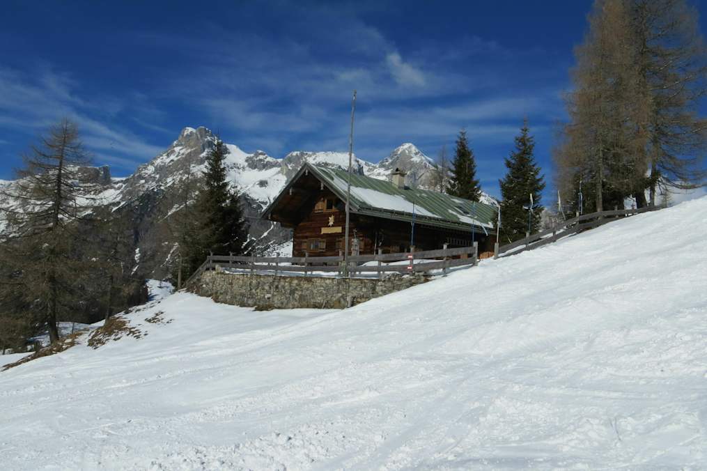 Die Freilassinger Hütte im Winter