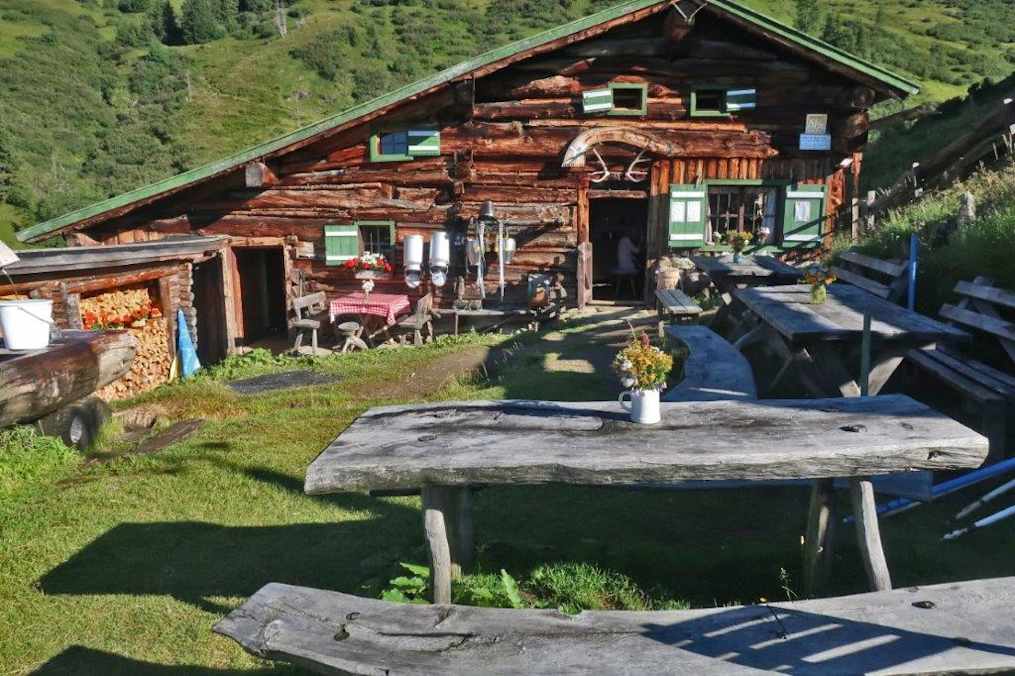 Die hoch über Dorfgastein, auf einer Seehöhe von 1.808 m liegt die Präau-Hochalm.