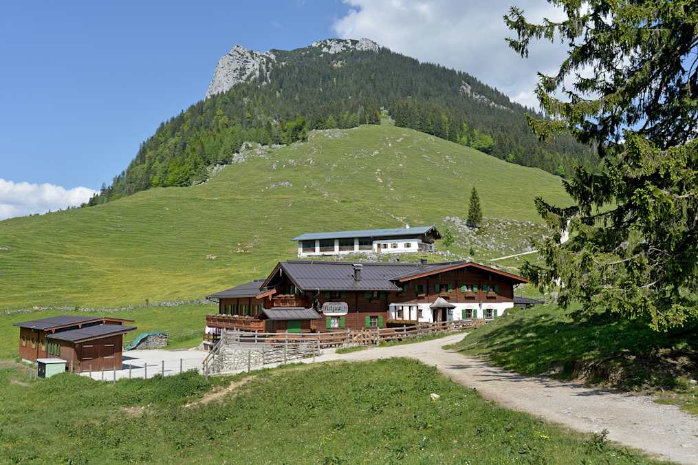 Die Ritzau-Alm (1.161 m) am westlichen Ausläufer des Zahmen Kaisers ist ein Dorado für Wanderer, Bergsteiger und Naturfreunde. 