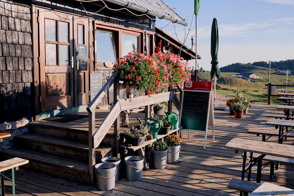 Sonnig – der Eingang der Edelweisshütte