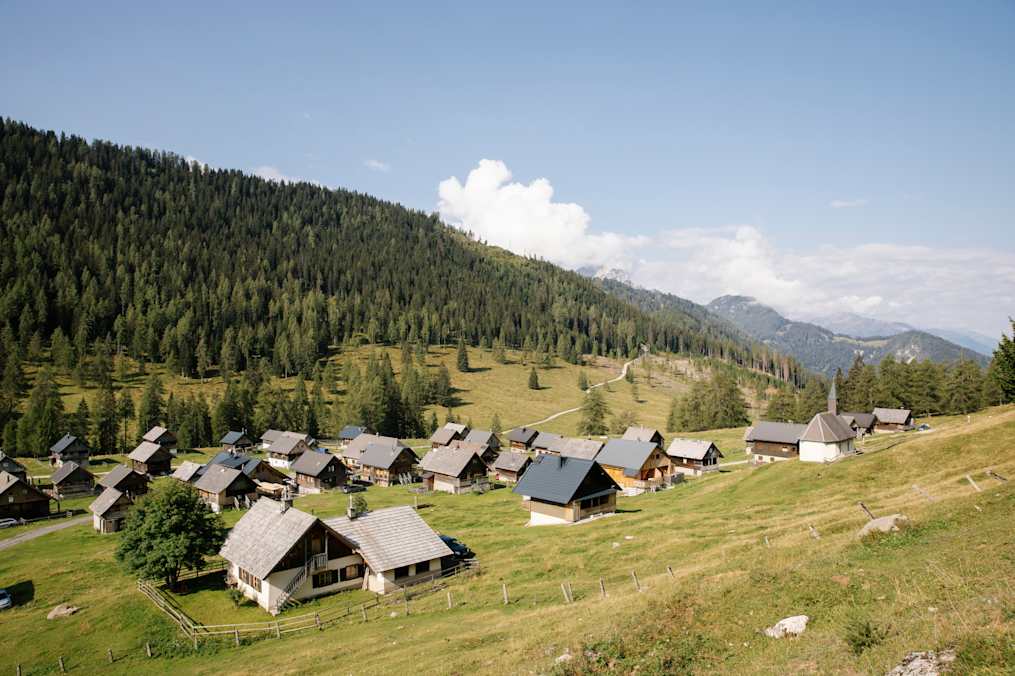 In einem Talkessel auf rund 1.500 Metern Seehöhe reiht sich hier Holzhaus an Holzhaus und ergibt so das Flair eines uralten Almdorfes.