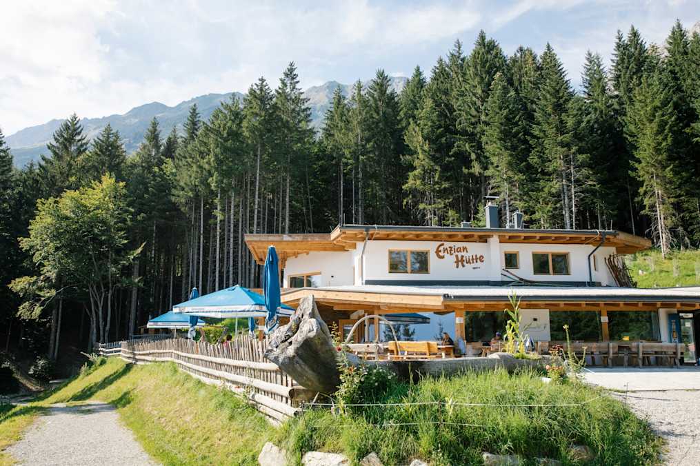 Die Enzianhütte liegt an den südseitigen Hängen der Nordkette des Karwendelgebirges oberhalb von Rum bei Innsbruck.