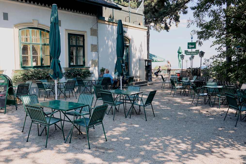 Sonnige Terrasse auf der Franz-Ferdinand-Hütte am Parapluiberg