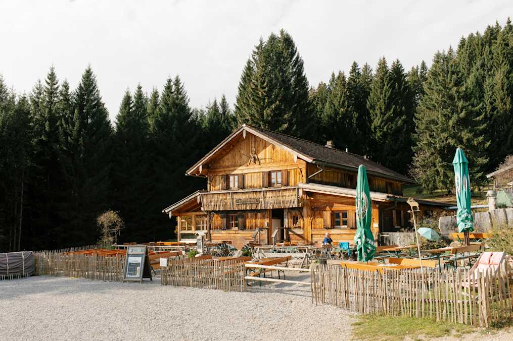 Die Edeslberghütte befindet sich bei Pfronten im Allgäu auf einer Hochebene am Südhang des Edelsberges.