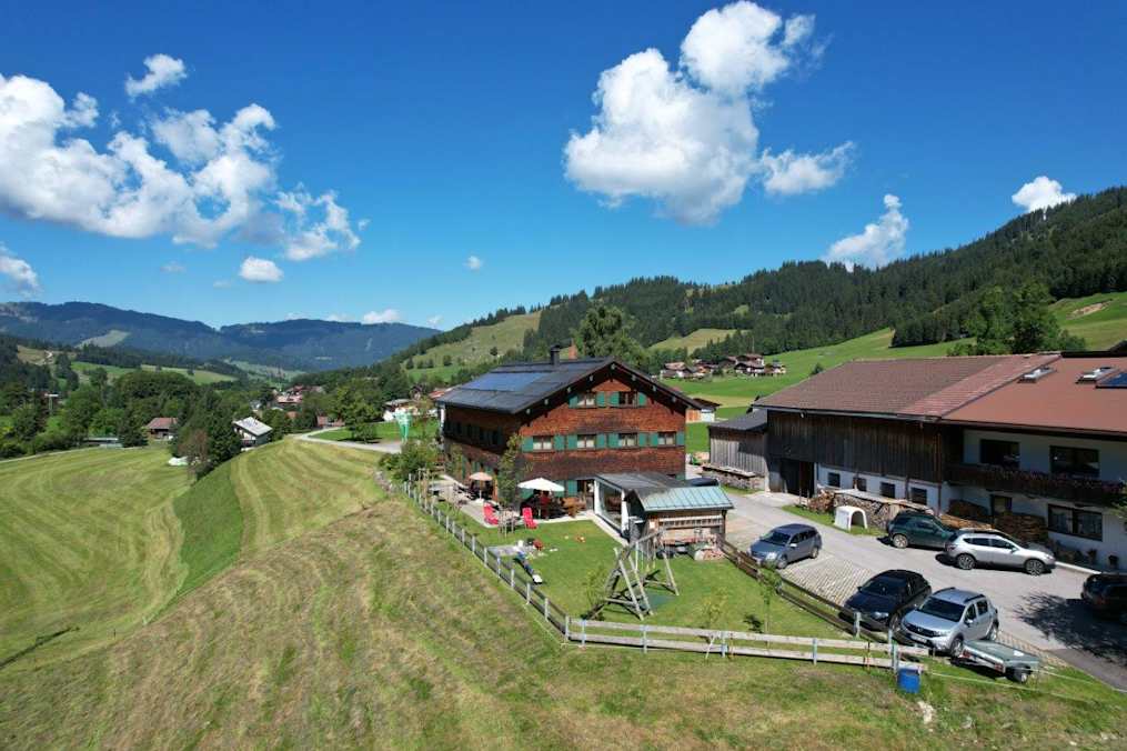 Das Haus Schattwald ist eine äußerst geräumige und gut ausgestattete Selbstversorgerhütte in den Allgäuer Alpen.