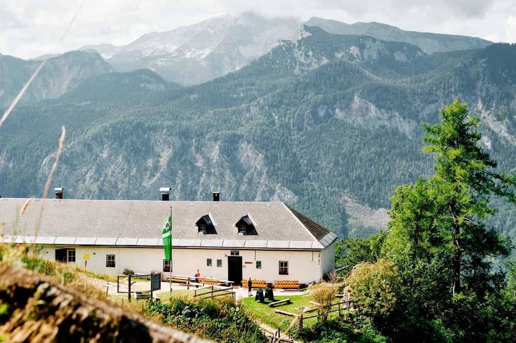 Die Hofalmhütte befindet sich in sehr schöner Lage direkt unterhalb des imposanten Gipfels des Großen Pyhrgas in den Ennstaler Alpen.