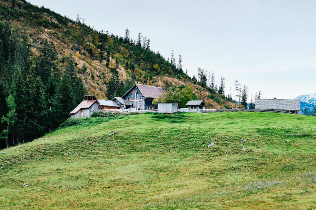 Der Alpengasthof Hütteneckalm liegt auf der Hütteneckalm am östlichen Rand eines Almgebietes oberhalb des Salzkammergut-Ortes Bad Goisern.